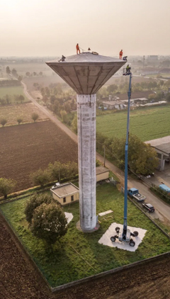 吉尼曲臂型高空作业平台高效助力水塔维修工作